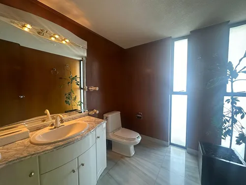 En Venta Lujosa E Iluminada Residencia, Localizada En Circuito Novelistas, Satélite.