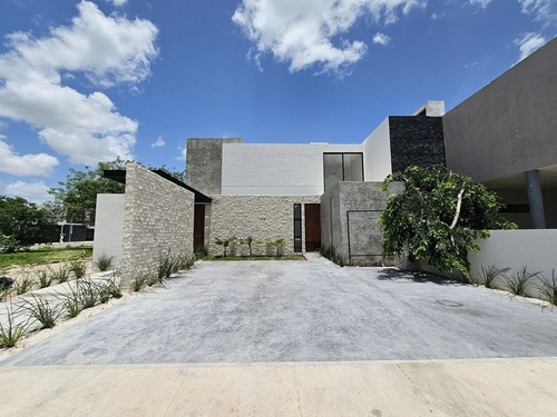 Casa En Venta En Privada Residencial Alura, Cholul.