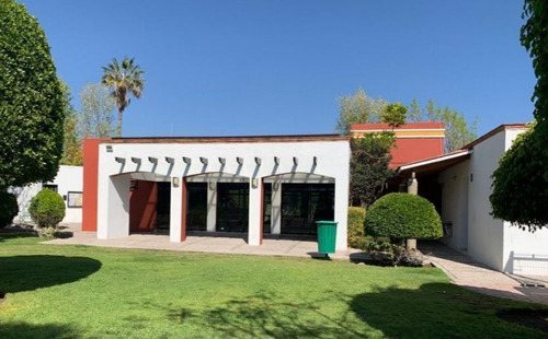 Venta De Casa En Centro Sur, Claustros Del Sur, 4 Recamaras, 4.5 Baños, Jardín