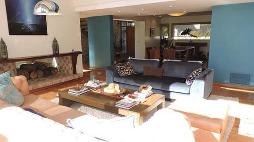 Casa En Venta De 3 Pisos Sobre Dos Lotes Con Fondo A Golf En Abril Club De Campo - Apto Credito