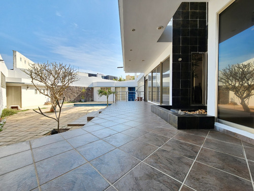 Casa Residencia De 5 Habitaciones Ubicada En Residencial Playas Del Conchal, Riviera Veracruzana, Un Excelente Fraccionamiento Que Te Brinda La Seguridad Y Tranquilidad Que Tu Familia Y TĂș Se Merecen.