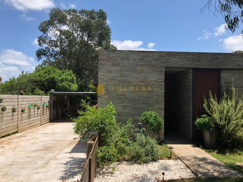 Casa En Venta De 2 Dormitorios A Pocos Metros De Playa Mansa - Pinares Punta Del Este-ref:3903