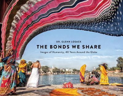 Libro The Bonds We Share : Images Of Humanity, 40 Years A...