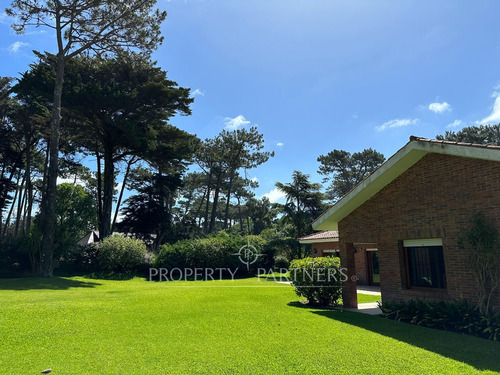 Sólida Casa En San Rafael Con Gran Parque Y Piscin...