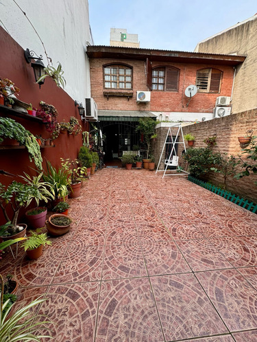 Duplex En Excelente Estado Sobre Calle Medina, Caseros Centro
