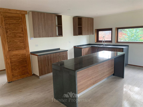 Casa En Venta De 4 Dorm. En Pichilemu