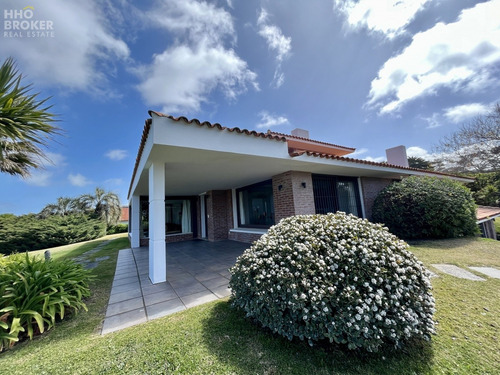 Casa En Alquiler. Frente Al Mar. Playa Brava. Punta Del Este.