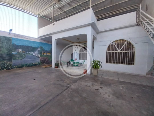 En Venta Hermosa Y Amplia Casa Ubicada En Barrio Lourdes Maracay 03js