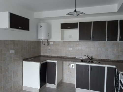 Dueño Directo Vende 2 Amplios Departamentos Con Vista Panorámica Y Cochera Cubierta. Apto Crédito. Excelente Ubicación En Moron A Pocas Cuadras Del Centro Comercial. Sin Comisión Inmobiliaria