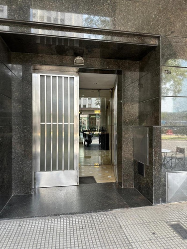 Piso De Oficinas En Excelente Ubicacion. Planta Dividida Con Muy Buena Luz Natural Y Vistas Abiertas