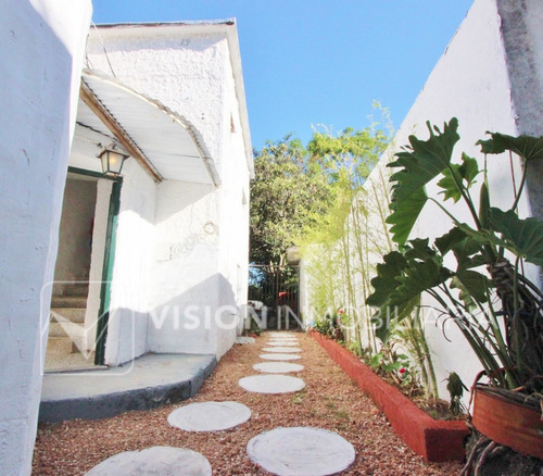 Oportunidad Inversión Venta De Propiedad Para Renta Con 3 Viviendas Ya Alquiladas En Las Toscas Sur : Casa Principal Al Frente Con 3 Dormitorios, Piscina, Más Un Edificio Al Fondo Con Dos Apartamentos