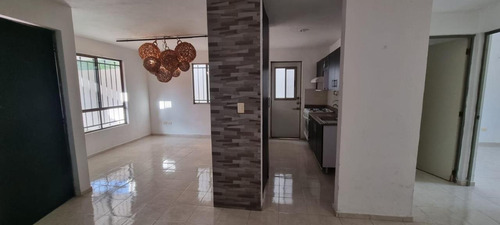 Casa En Renta En Las Americas. 3 Recamaras, 1 Baño Y Medio, Cochera Techada.