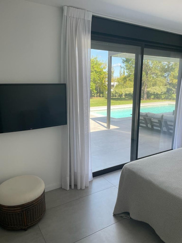 Casa En Venta, 3 Dormitorios, Barrio Privado, Piscina.