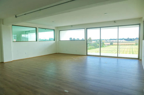 Edificio De Oficinas En Vía Principal Con Vista Panorámica