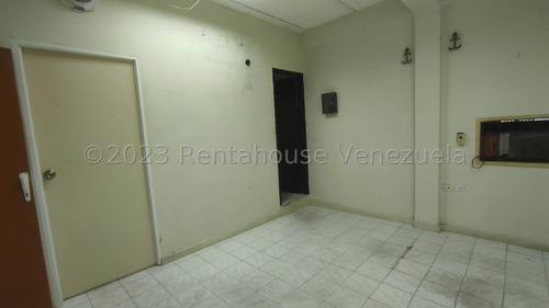 En Alquiler Constituida Por Una Edificación De Tres Niveles, En Su Primera Planta Un Amplio Deposito Ideal Para Establecer Su Empresa 24-2083 Irrr