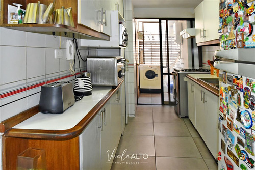 Departamento En Venta De 4 Dorm. En Las Condes / Metro Colon