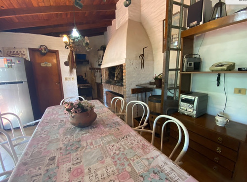 Venta Casa Hurlingham Iglesia 4 Dorm Jardín Quincho Pileta