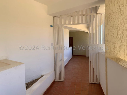 Venta De Hermoso Y Amplio Apartamento Con Una Maravillosa Vista Al Mar, Pampatar. Isla De Margarita.