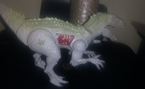 2015 Hasbro Jw Indominus Battle Damage Chomping 28 Cm (Usado)