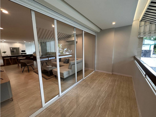 Apartamento En Venta Remodelado En Altamira Con Balcón