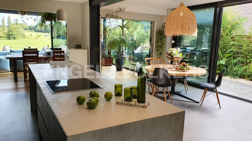 Venta Con Renta: Moderna Casa De Piedra Y Vidrio En Lomas Id 5297