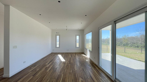 Casa En Naudir En Venta - A Estrenar - Lote Con Fondo Al Verde