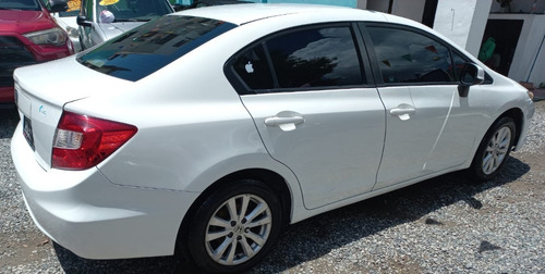 Imagen 6 de 10 de Honda Civic 2013 Blanco Americano Impecable.