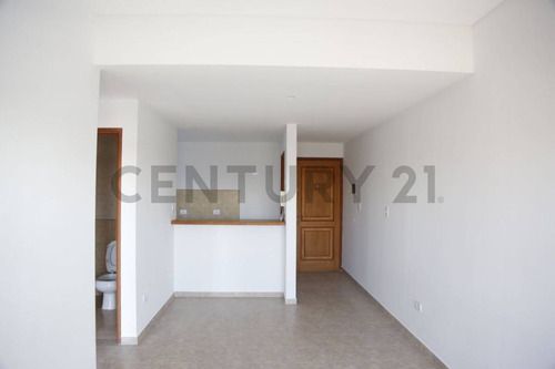 Venta De 1 Departamento Con Balcón Y Cochera En La Plata.