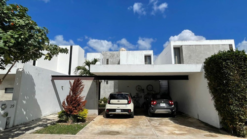 Venta De Casa En Privada Cuenta Con 3 Habitaciones, Alberca 