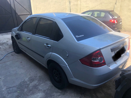 Ford Fiesta Max Ambiente 1.6 Gnc Incendiado