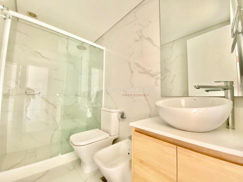 Apartamento De 4 Dormitorios En Venta En Edificio Paramount, Punta Del Este.