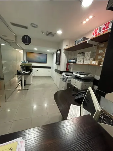 Oficina Remodelada Minimalista