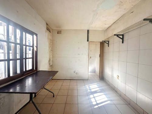 Venta Local Al Frente Con Patio Zona Constitución