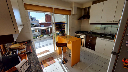 Imagen 2 de 14 de Espectacular Penthouse Con Muebles Franzini Y Sarmiento Inmediaciones De Pocitos Y Punta C. 3 Dormitorios Parrillero Terraza 30 Mts Gc12500 Edif. Con Calefaccion Vig 24 Hrs Y Sum 1 Gje Anuales Solo