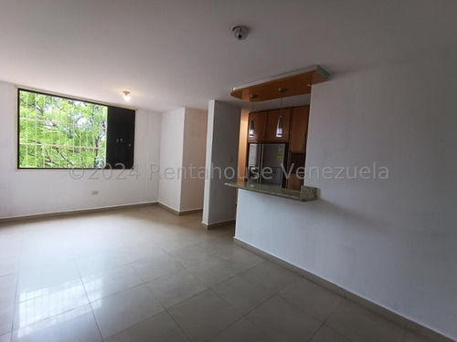 Apartamento En Venta (piso Bajo) En Urb Base Aragua En Maracay. 24-24349 Cm 