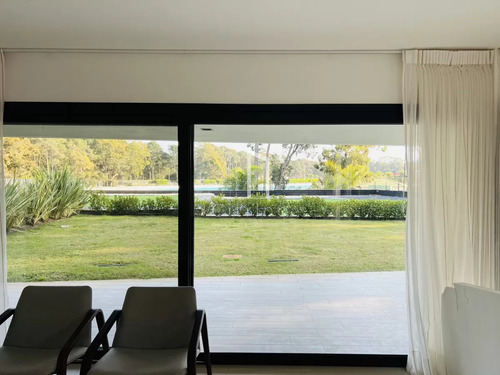 Venta De Apartamento En Crystal View En Complejo Solanas Resort Barrio Privado.
