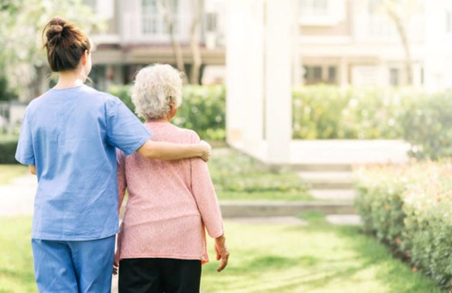 Cuidadora De Abuelos Para Clínicas Dia O Noche