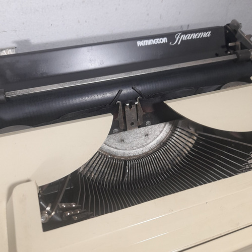 Imagem 3 de 7 de Máquina De Escrever Funcionando Antiga Remington Ipanema
