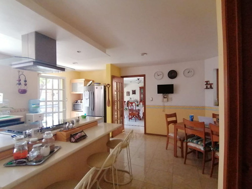 En Venta Casasa En Carretas, Gran Ubicación, 4 Recamaras, 5.5 Baños, Cto De Serv