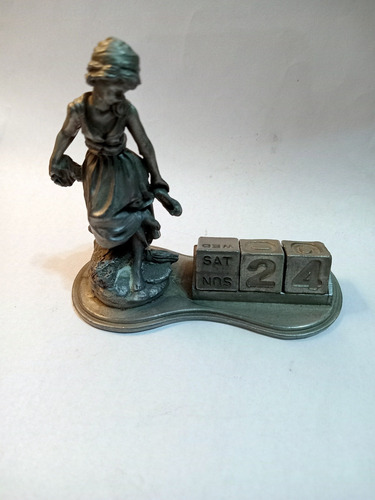 Estatuilla Original Con Calendario En Inglés Gris Oscuro (Usado)