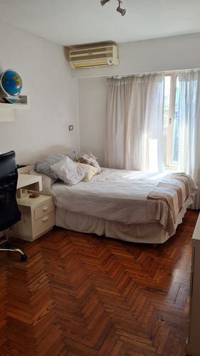 Excelente Chalet En Dos Plantas, Cinco Ambientes Sobre Lote De 8,66 X 30,65m.