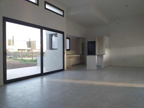 Casa En Barrio Don Mateo, 3 Dormitorios, 168 M2 Cub, Pileta, Radiadores.-
