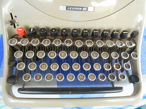 Vieja Maquina De Escribir Olivetti / Para Ambientación (Usado)