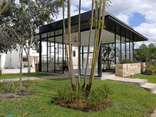 Casa En Privada Botánico Con Alberca Y Cochera Techada, Mod. 186