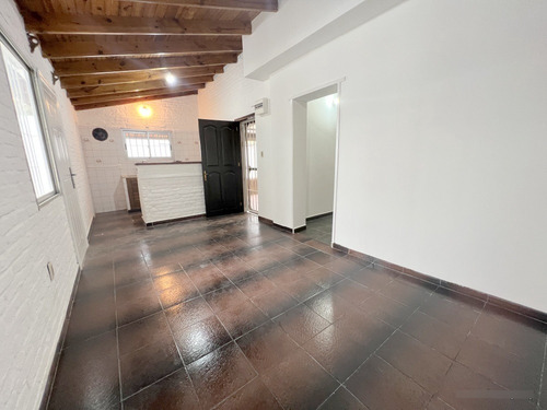 Alquiler De Hermosa Casa, Totalmente Reciclada, Piedras Blancas, 2 Dormitorios, Cochera, Baño, 2 Patios, Sin Gastos Comunes, Muy Segura!!
