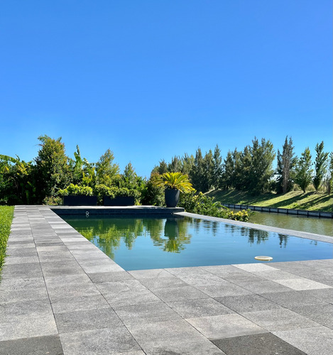 Casa Al Agua Barrio Virazón En Venta