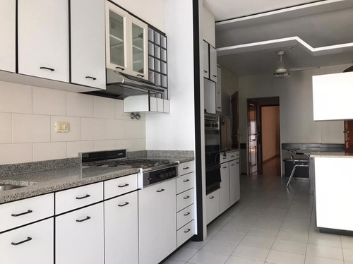 Excelente Piso - 5 Amb. Dep. 4 Baños 2 Balcones 2 Cocheras Baulera. - Belgrano.