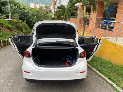 Mazda 3 2019 Touring Mecánico 15mil Kms