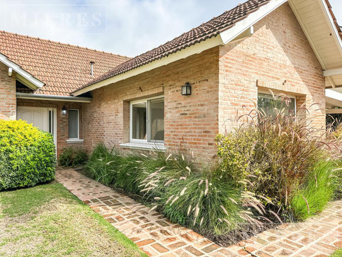 Muy Linda Casa En Venta En Laureles