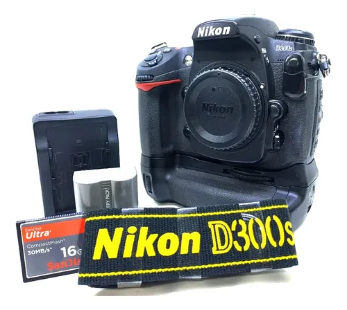 Nikon D300s (corpo) + Vertical Grip Original - 6.900 Clicks